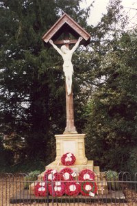 Meriden war memorial after work © WMT, 2002