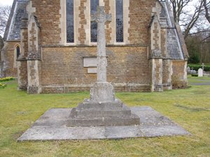 Lyne war memorial © WMT, 2009