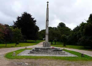 Briantspuddle memorial cross © L Hole, 2012