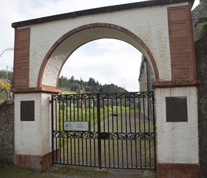 Dores war memorial gates cDores and Essich Community Council, 2017