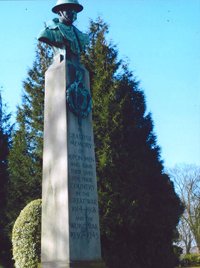 Ripon war memorial prior to grant works © G Stokes, 2010