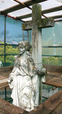 Close-up of soiling on marble figure © Elliott Ryder Conservation, 2010