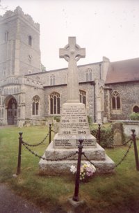 Ixworth war memorial &copy; B Lewis 2009