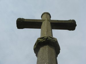 Whitgift memorial cross before showing cracking © S Parry 2013