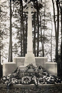 Whitchurch war memorial historic image courtesy of Goring Heath Parish Council 
