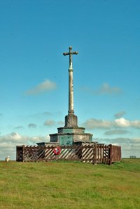 WM2065 Duke of Bedford memorial before © C Garrand 2012