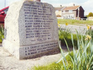 Hales and Heckingham war memorial cross © Jim Marriage, 2010