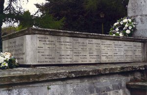 Farnborough war memorial © T Bradbury, 2009