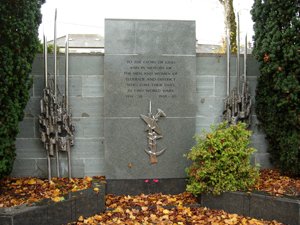 Elderslie war memorial © Renfrewshire Council, 2014