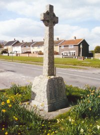 Hales and Heckingham war memorial cross © Jim Marriage, 2010