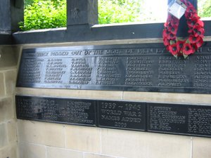 Buckhurst Hill war memorial © WMT 2006