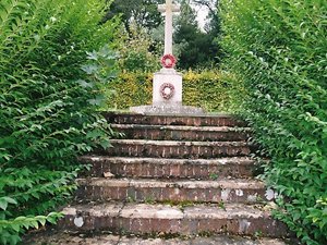 WM227 Compton Bassett memorial cross © D W Francis 2011